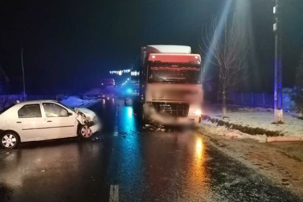 Accident cu doi răniți pe DN 71. A intrat în plin într-un TIR