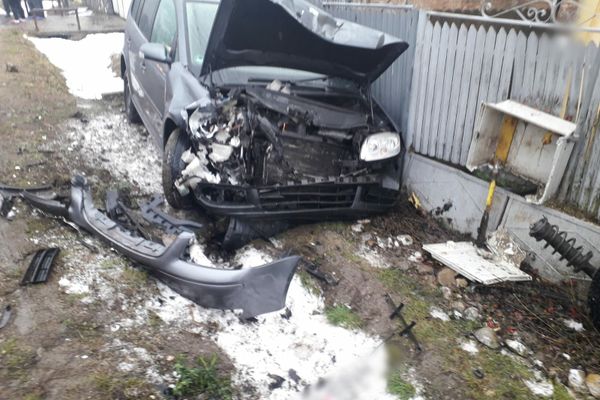Alertă la Bucșani! Beat și fără permis a intrat cu mașina într-o țeavă de gaz