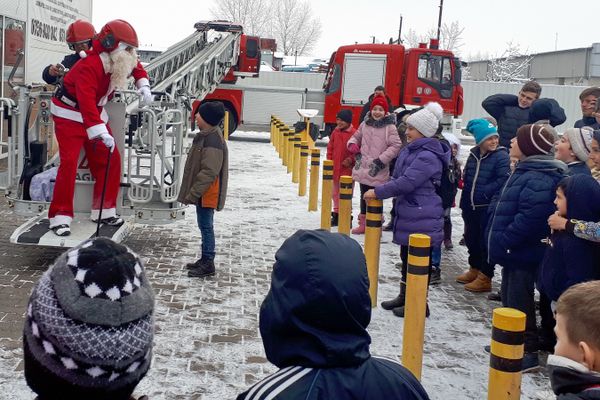 Foto| Moș Crăciun a venit cu autoscara de pompieri, pentru 100 de copii din Dâmbovița