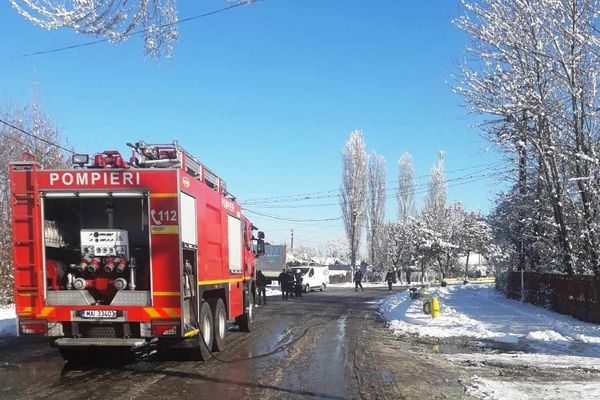 UPDATE VIDEO Alertă la Titu, după ce un șofer de TIR a lovit o conductă de gaze