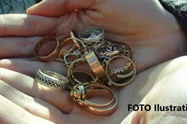 I-a furat bijuteriile chiar pe stradă. A avut noroc cu polițiștii