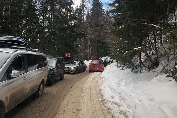 Se mențin atenționările, pentru traficul auto, către zona Padina-Peștera, din Bucegi