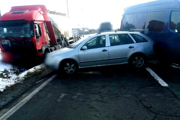 Un nou eveniment rutier la Brătești. Un TIR s-a ciocnit cu trei mașini