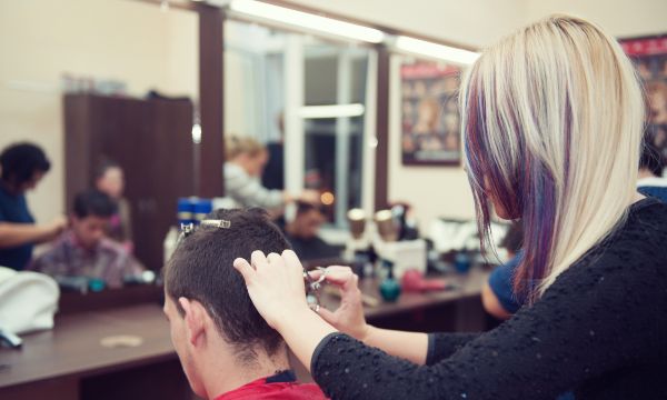 Hoții au luat la țintă frizeriile și magazinele din centrul orașului Târgoviște