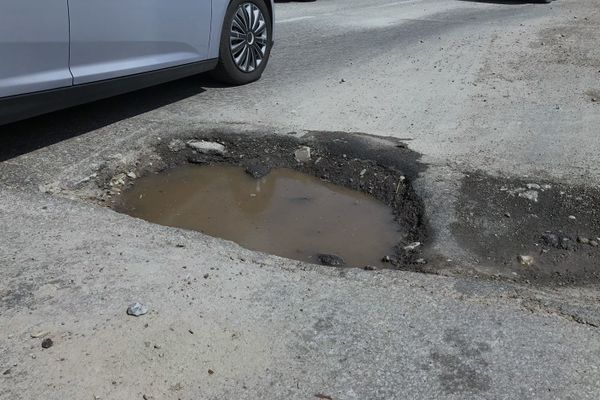 Constructorul centurii Târgoviștei a fost amendat de poliție, pentru gropile din asfalt