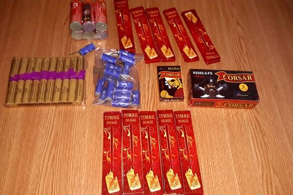 Depistat de jandarmi când vindea, fără drept, articole pirotehnice