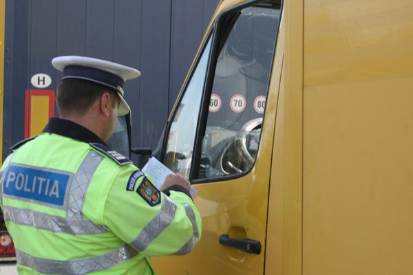 Transporta ilegal persoane. A rămas fără mașină, pentru șase luni, dar și cu buzunarele goale