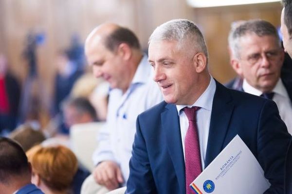 Adrian Țuțuianu sesizează Autoritatea pentru Protecția Datelor cu Caracter Personal într-un caz petrecut pe holurile CJ Dâmbovița