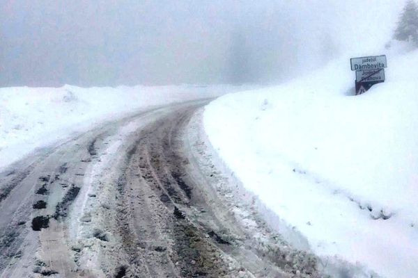 Cine are dreptate? Poliția sau CJ Dâmbovița. Șoferii nu știu dacă Transbucegi este închis sau deschis