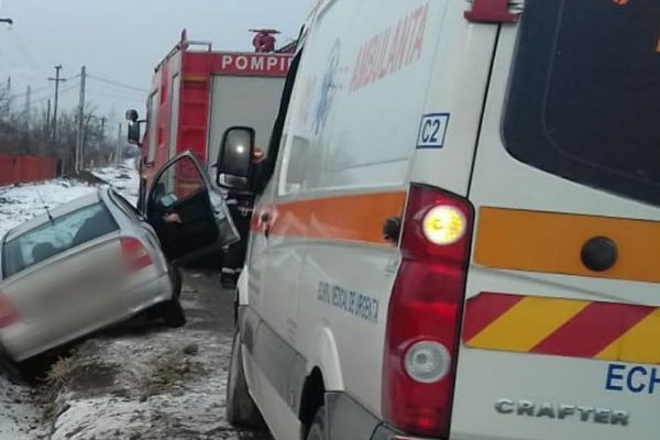 Un autoturism a ieșit în decor, pe DN 71