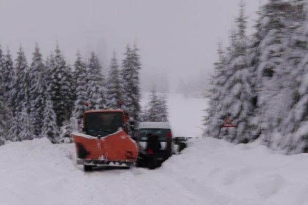 Avalanșele încurcă traficul și pe DJ 714. Zeci de turiști sunt blocați