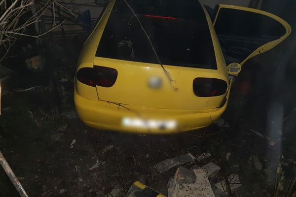 A intrat cu mașina în zidul casei, de Revelion. Doi locatari ai imobilului au fost răniți