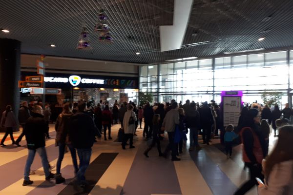 Nici pe câmp n-au avut loc. Accident cu două victime și o mașină de gunoi, la Lungulețu