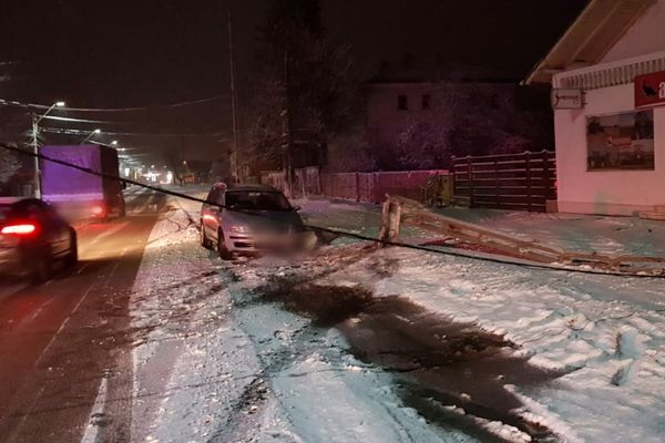 Accident pe DN 7. A intrat direct în stâlpul de electricitate