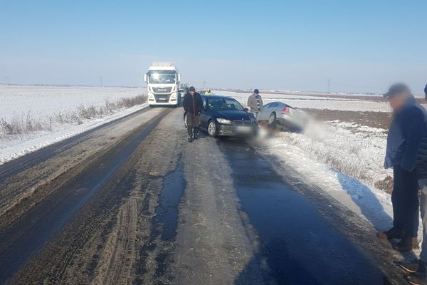 Coliziune între două autoturisme, la Corbii Mari. Un pasager a fost rănit