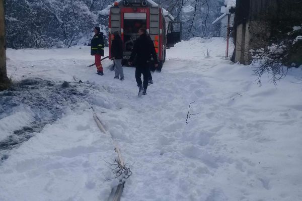 O tânără șoferiță a ajuns la spital, după ce a provocat un accident la Băleni