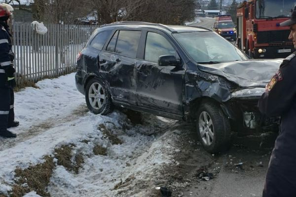 A ieșit în decor. O tânără de 24 de ani s-a răsturnat cu mașina, pe DN 71