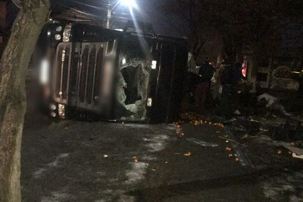 Tir încărcat cu portocale răsturnat la Găești