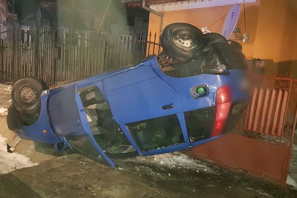 Cascador fără voie. Accident spectaculos cu un șofer de doar 18 ani