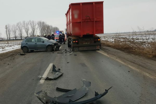 Carambol pe DN 7. Trei mașini avariate și doi răniți