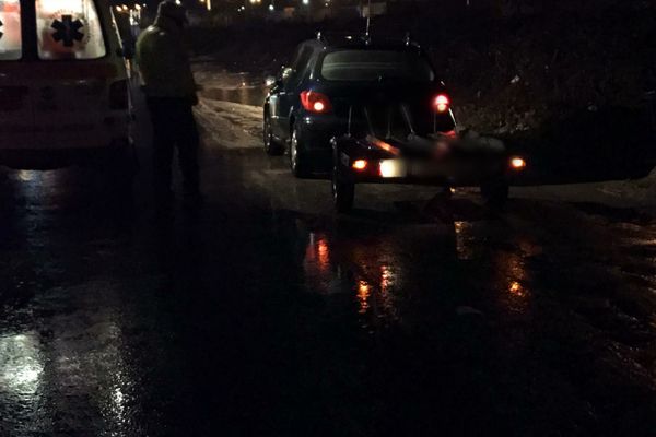 Update: Șoferul, ce a fugit după ce  lovit un pieton, a fost prins. Are doar 19 ani