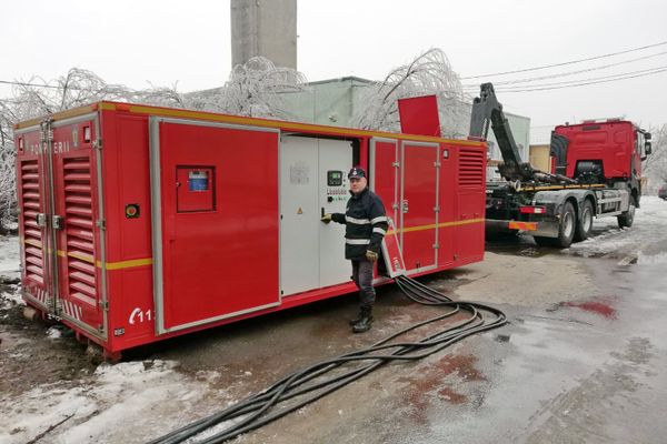 FOTO| ISU Dâmbovița ajută la alimentarea cu energie electrică a unui cartier și a Poliției orașului Urziceni