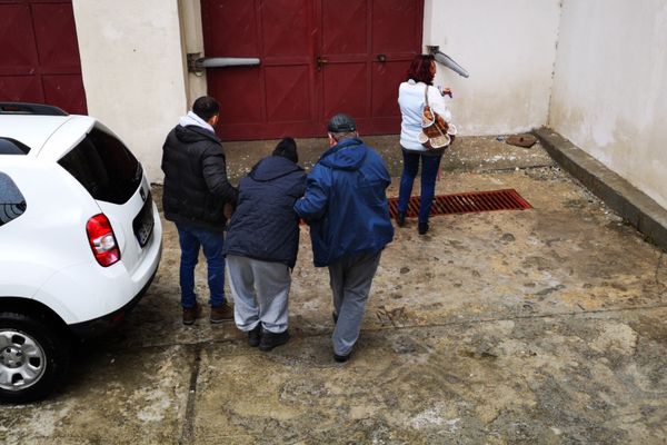 UPDATE: VIDEO Abia se ține pe picioare, dar a omorât un om cu toporul