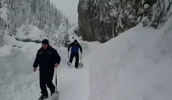 VIDEO Alte avalanșe pe DJ 714. Turiștii sună la 112 spunând că vor acasă