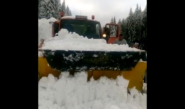 DJ 714, la mila ... „avalanșelor”. LDP nu mai intervine pe acel sector din cauza pericolelor la care sunt expuși muncitorii