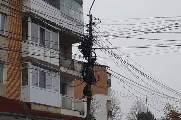 Primarul din Pucioasa declară război societăților ce dețin cabluri de date supraterane în oraș