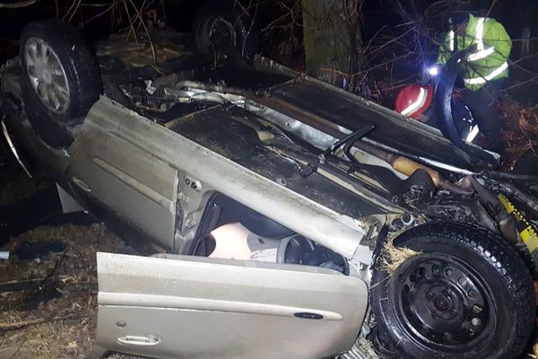 Accident spectaculos. Șoferul a scăpat ca prin minune, în timp ce mașina a ajuns un morman de fiare