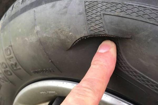 Cazul Rovinari repetat în Dâmbovița. Un minor s-a distrat tăind cauciucurile unei mașini parcate