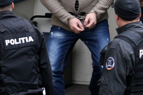 Reținut la două luni după ce a provocat un accident și i-a bătut pe ocupanții mașinii lovite