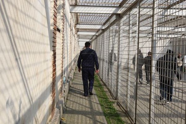 O tânără din Dâmbovița, umilită în Galați