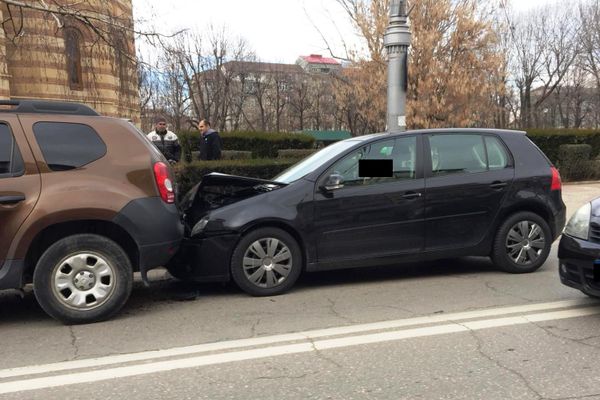 FOTO Coliziune în lanț în centrul Târgoviștei. Trei mașini, avariate serios