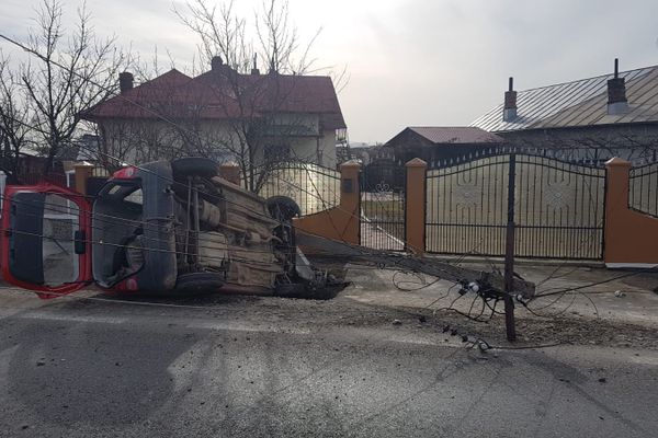 Accident ca-n filme pe DN 72. Un stâlp de electricitate a fost retezat de o mașină