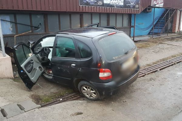 Coliziune între un autoturism și un TIR la Dărmănești, pe DN 72. Drumul nu a fost blocat