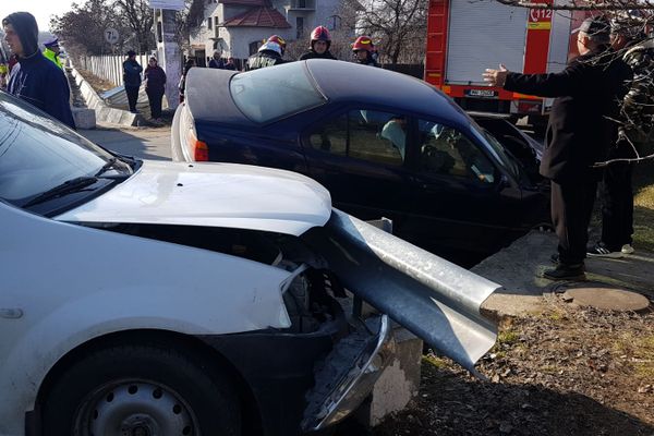 Coliziune între două autoturisme, cu doi răniți, la Teiș
