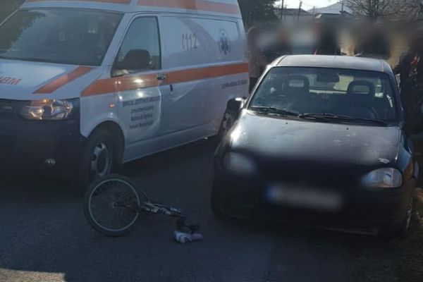 Biciclist de 13 ani lovit de o mașină, la Iedera