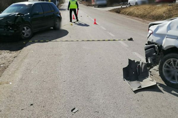 Coliziune între două autoturisme pe DN 71. O persoană a fost rănită