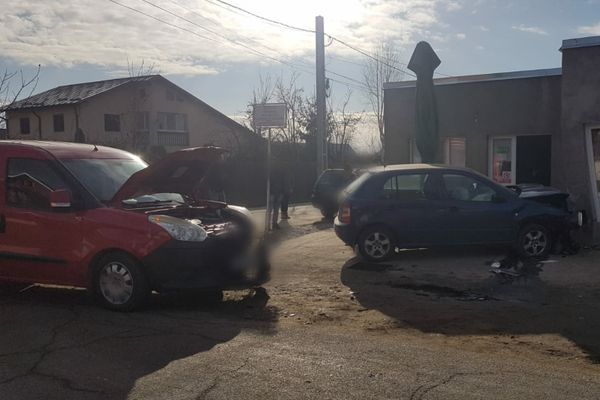 Accident pe DJ 702 D. O persoană este rănită