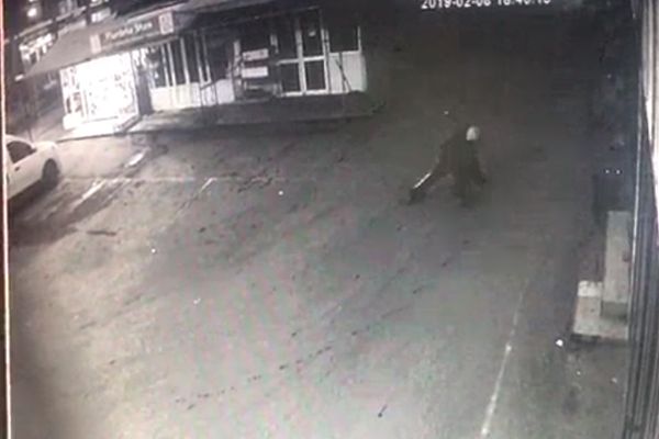 VIDEO Pe șapte cărări, dar cu chef de „miștocăreală”, un bețiv a pus Poliția din Găești pe drumuri degeaba