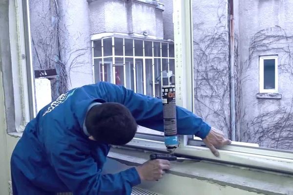 Muncitor rănit grav, după ce a căzut de la șase metri înălțime, la Pucioasa