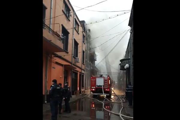 VIDEO Incendiu lângă un depozit de îngrăşăminte şi o benzinărie