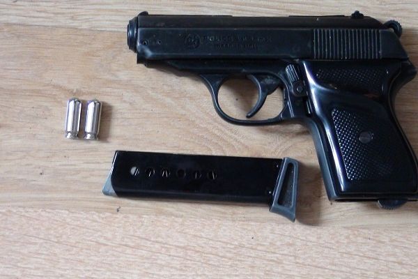 S-a ales cu dosar penal, pentru un pistol cu gaz