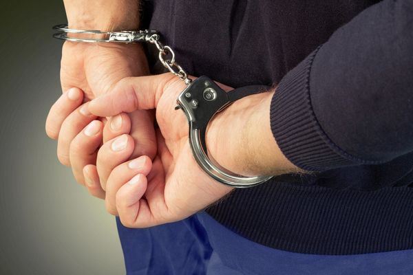 Trei bărbați reținuți pentru 30 de zile după ce au lovit un tânăr, la Moreni