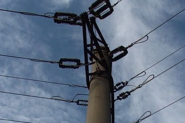 Tânăr de 19 ani electrocutat, după ce s-a suit pe un stâlp de înaltă tensiune