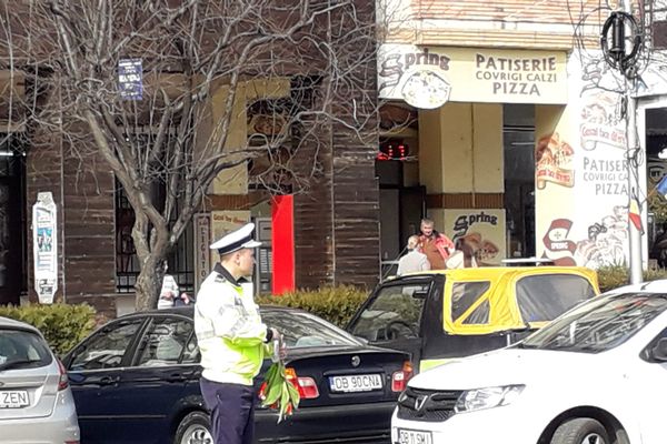 Foto-Video| Flori și mărțișoare, în loc de amenzi, din partea Poliției Rutiere, la Târgoviște