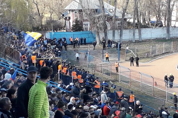 Video| Incidente violente la meciul de fotbal Chindia Târgoviște - Petrolul Ploiești