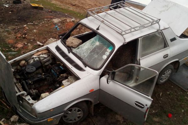 S-au crezut stăpânii șoselelor. Trei minori au furat o mașină și un casetofon dintr-un alt autoturism